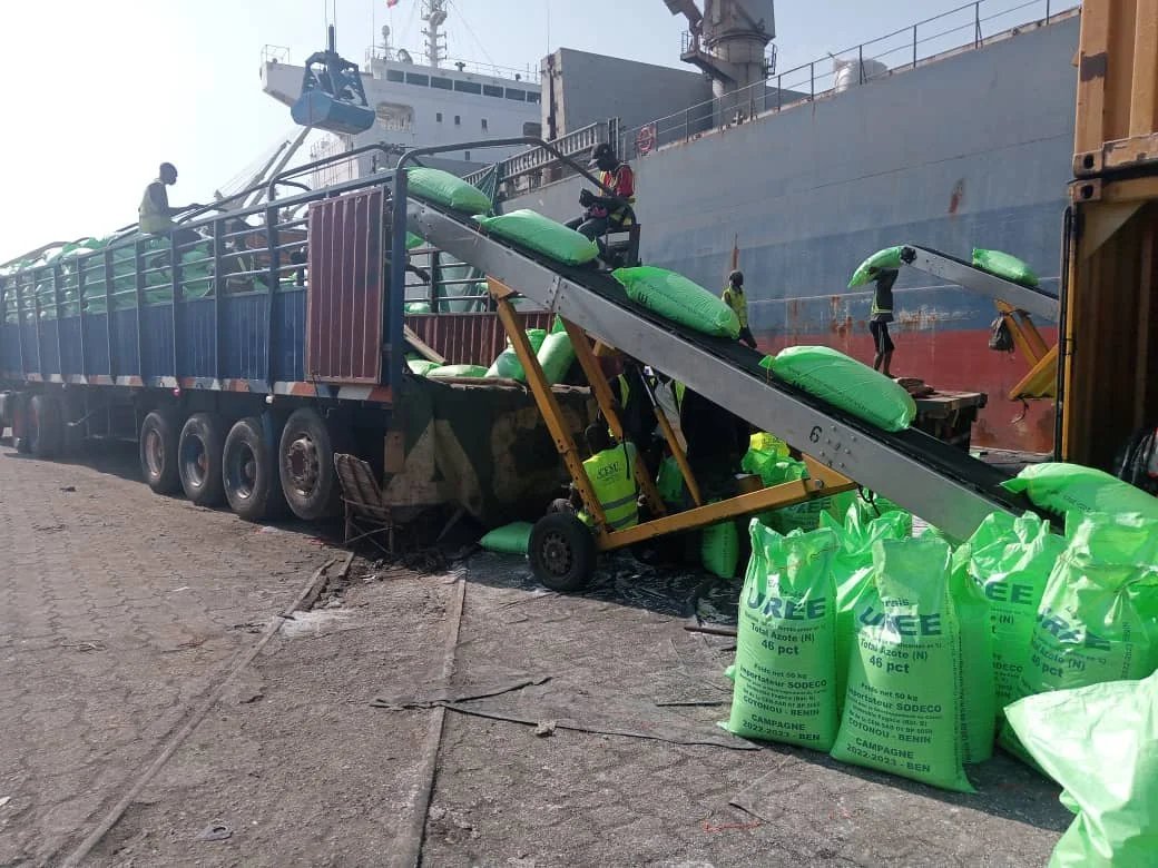 Chargement de marchandises sur le terrain