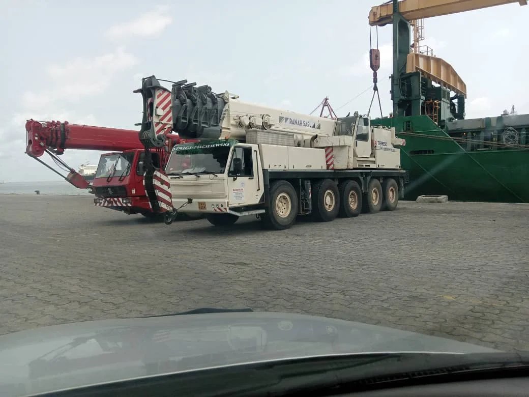 Opération de grue portuaire