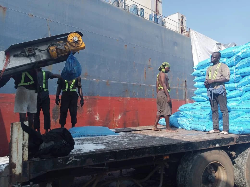 Déchargement de marchandises au port